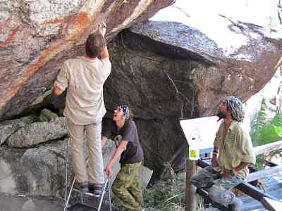 Willie and Aden Brim watch Jürgen Steiner airbrushing Willie and Aden Brim watch Jürgen Steiner airbrushing